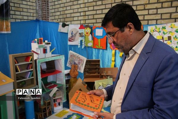 نمایشگاه آثار دانش‌آموزان در حوزه کتاب در بوشهر