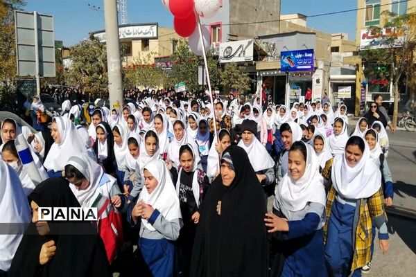 پویش فریاد عروسک‌ها با حضور پرشور دانش‌آموزان در بادرود