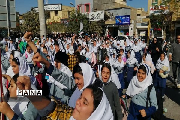 پویش فریاد عروسک‌ها با حضور پرشور دانش‌آموزان در بادرود
