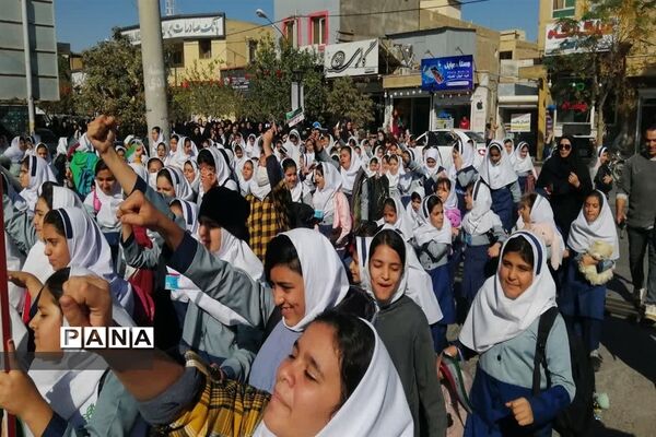 پویش فریاد عروسک‌ها با حضور پرشور دانش‌آموزان در بادرود