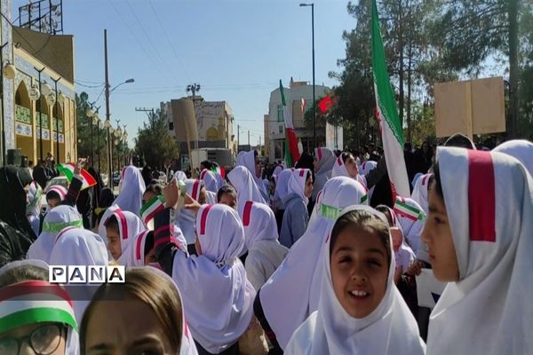 پویش فریاد عروسک‌ها با حضور پرشور دانش‌آموزان در بادرود