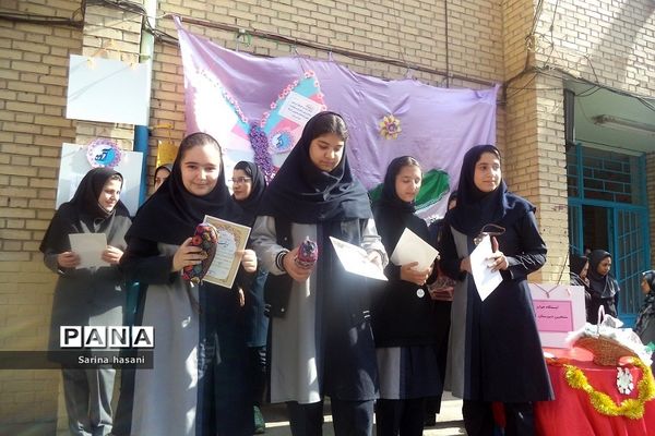 تقدیر از دانش‌آموزان برتر و منتخب در دبیرستان آزاده رودهن