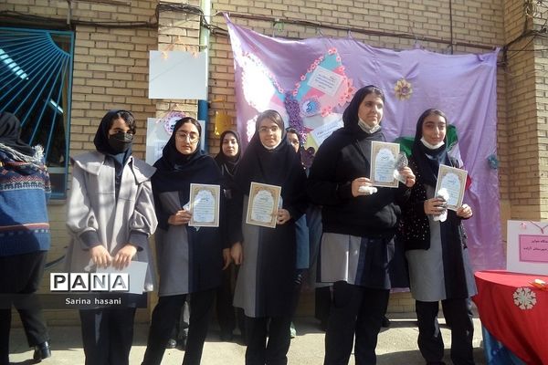 تقدیر از دانش‌آموزان برتر و منتخب در دبیرستان آزاده رودهن