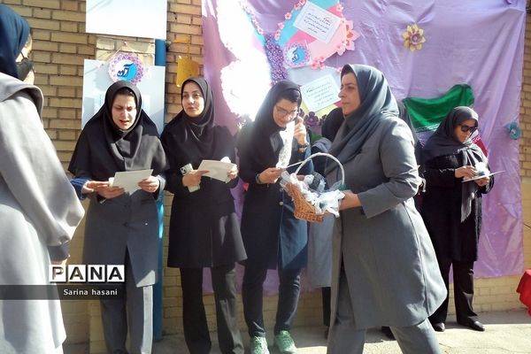 تقدیر از دانش‌آموزان برتر و منتخب در دبیرستان آزاده رودهن