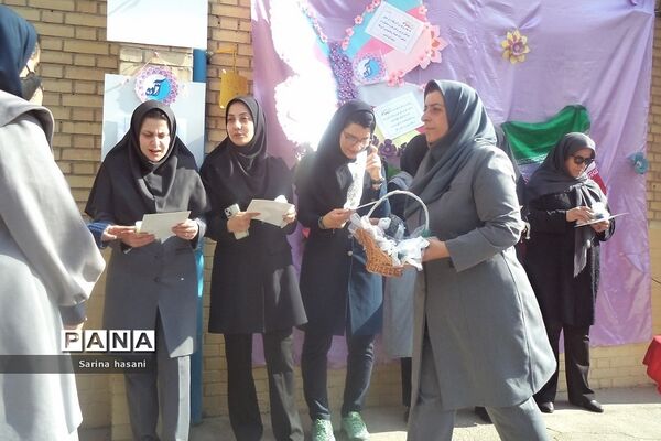 تقدیر از دانش‌آموزان برتر و منتخب در دبیرستان آزاده رودهن