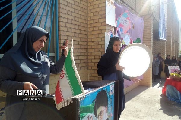 تقدیر از دانش‌آموزان برتر و منتخب در دبیرستان آزاده رودهن