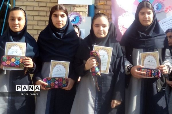 تقدیر از دانش‌آموزان برتر و منتخب در دبیرستان آزاده رودهن