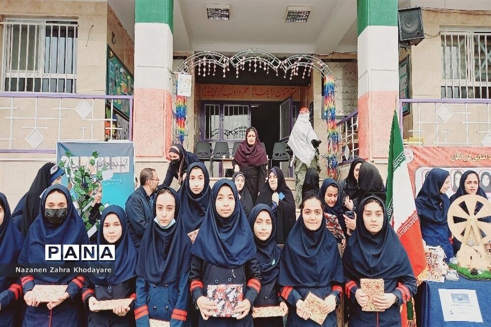 نواختن زنگ کتاب با عنوان کافه کتاب در مدرسه دخترانه هیات امنایی فرزانگان ملارد