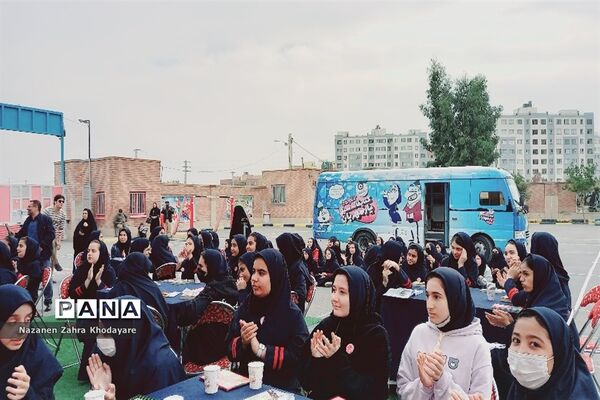 نواختن زنگ کتاب با عنوان کافه کتاب در مدرسه دخترانه هیات امنایی فرزانگان ملارد