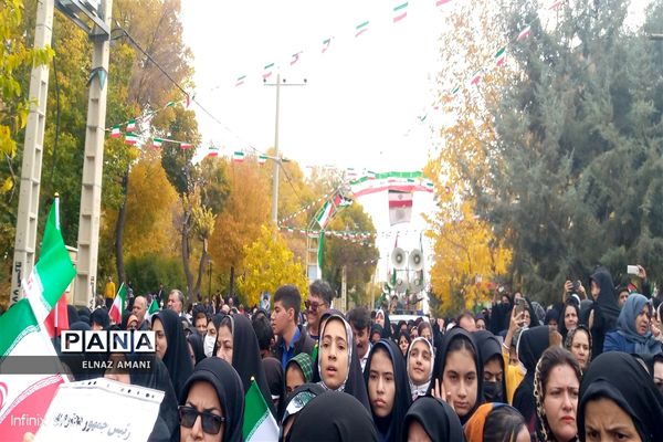 تجمع فرهنگیان و دانش‌آموزان چهارمحال و بختیاری در دیدار با رئیس جمهوری همراه با آحاد مردم