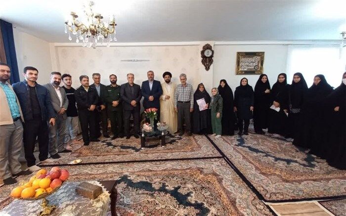 دیدار مسئولان ملارد و نمایندگان شورای دانش‌آموزی با خانواده شهید مدافع سلامت ملارد