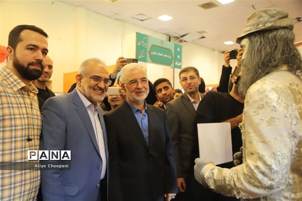 بازدید معاون پارلمانی رئیس جمهوری از نمایشگاه یاریگران زندگی