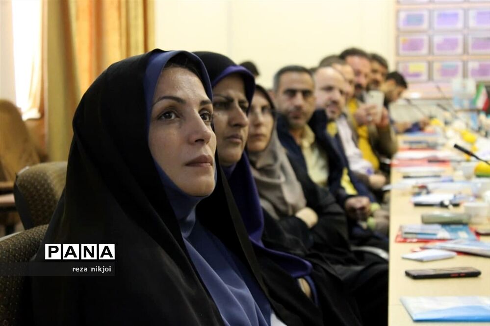 نشست هم‌اندیشی مدیران دوره دوم متوسطه ناحیه یک بهارستان