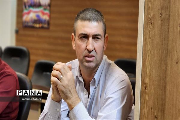 جلسه هم‌اندیشی سرگروه‌های درسی مقطع متوسطه ناحیه یک بهارستان