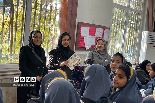 بازدید دانش‌آموزان دبستان کوثر و شهید سجادیان رودهن از کتابخانه رودهن