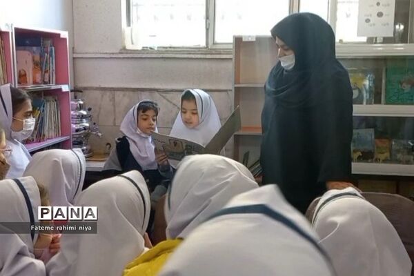بازدید دانش‌آموزان دبستان کوثر و شهید سجادیان رودهن از کتابخانه رودهن