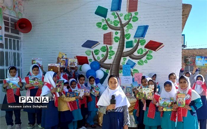 آیین گرامیداشت هفته کتاب و کتابخوانی با با محوریت کتابخانه قوی در مدارس شهر سورمق
