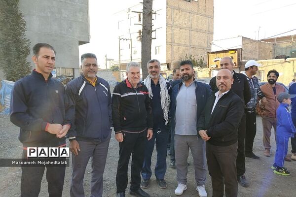پیاده‌روی خانوادگی در شهریار