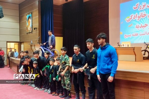 پیاده‌روی خانوادگی در شهریار