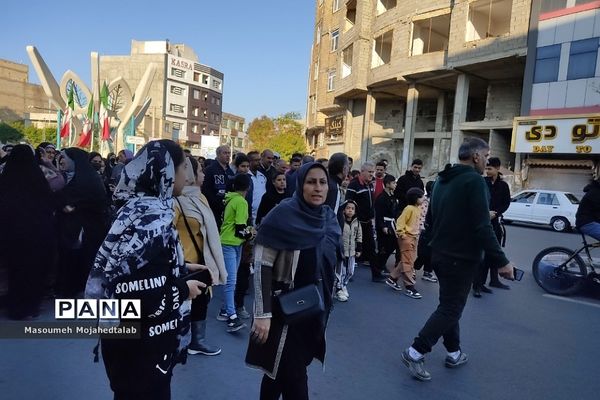 پیاده‌روی خانوادگی در شهریار