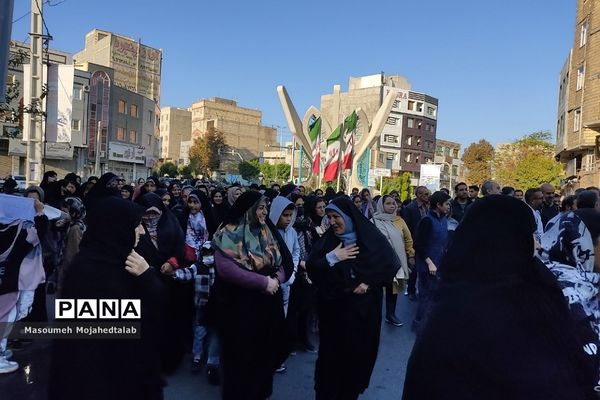 پیاده‌روی خانوادگی در شهریار