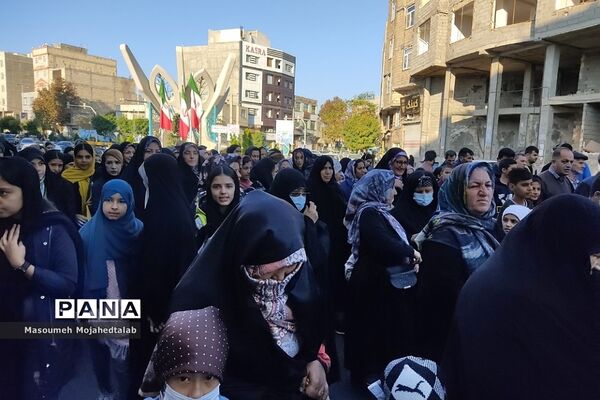 پیاده‌روی خانوادگی در شهریار