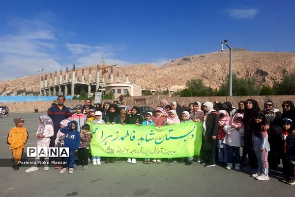 پیاده‌روی خانوادگی درشیراز