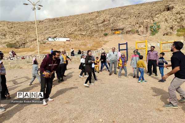 پیاده‌روی خانوادگی درشیراز