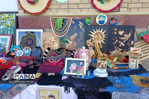 کتابخانه‌سیار و نمایشگاه دست سازه‌های دانش‌آموزی در مصلی پاکدشت