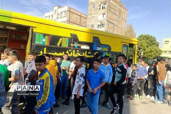 کتابخانه‌سیار و نمایشگاه دست سازه‌های دانش‌آموزی در مصلی پاکدشت
