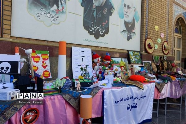 کتابخانه‌سیار و نمایشگاه دست سازه‌های دانش‌آموزی در مصلی پاکدشت