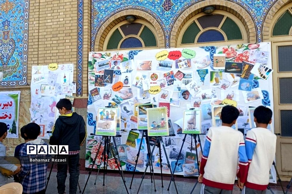 کتابخانه‌سیار و نمایشگاه دست سازه‌های دانش‌آموزی در مصلی پاکدشت