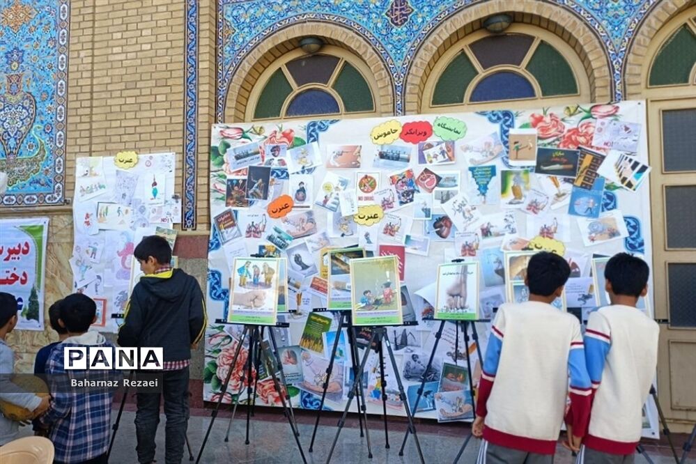 کتابخانه‌سیار و نمایشگاه دست سازه‌های دانش‌آموزی در مصلی پاکدشت
