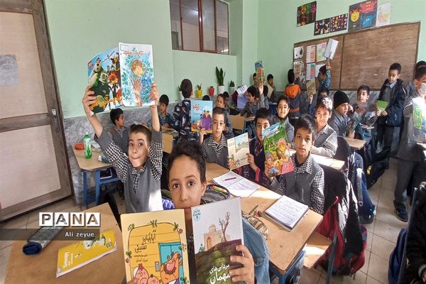 اهدای کتاب به دانش‌آموزان به‌مناسبت هفته کتابخوانی در مدرسه شهید بهرام ندافی