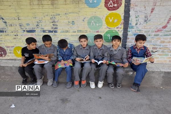 اهدای کتاب به دانش‌آموزان به‌مناسبت هفته کتابخوانی در مدرسه شهید بهرام ندافی