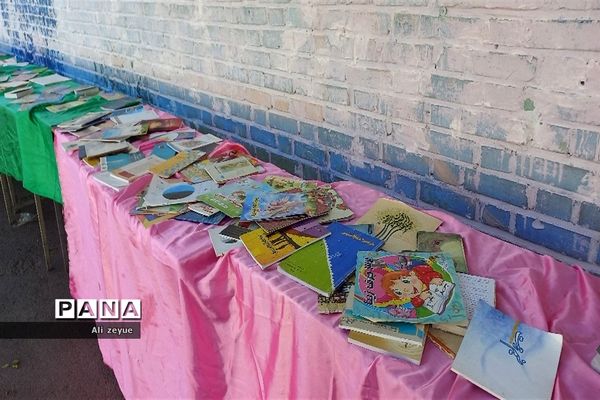 اهدای کتاب به دانش‌آموزان به‌مناسبت هفته کتابخوانی در مدرسه شهید بهرام ندافی