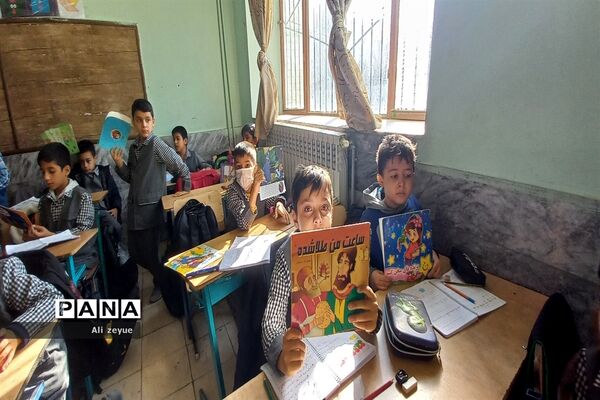 اهدای کتاب به دانش‌آموزان به‌مناسبت هفته کتابخوانی در مدرسه شهید بهرام ندافی