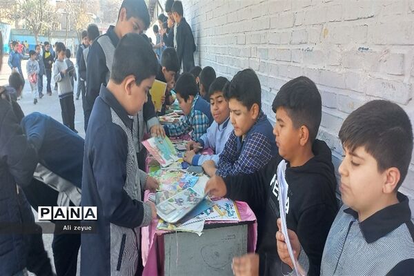 اهدای کتاب به دانش‌آموزان به‌مناسبت هفته کتابخوانی در مدرسه شهید بهرام ندافی