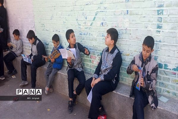 اهدای کتاب به دانش‌آموزان به‌مناسبت هفته کتابخوانی در مدرسه شهید بهرام ندافی