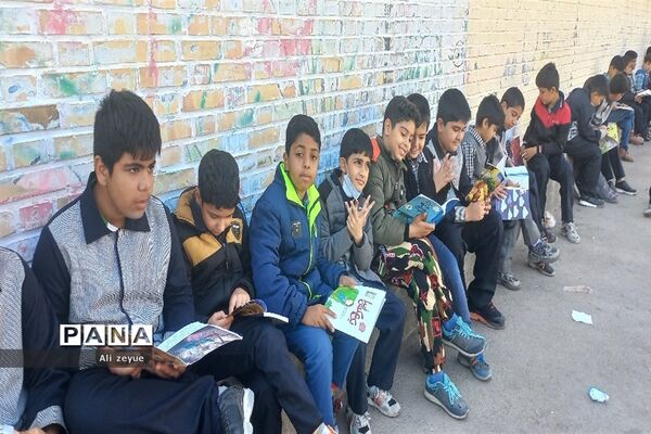 اهدای کتاب به دانش‌آموزان به‌مناسبت هفته کتابخوانی در مدرسه شهید بهرام ندافی