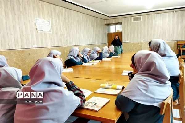 حضور دانش‌آموزان در کتابخانه امیرکبیر دستگردان