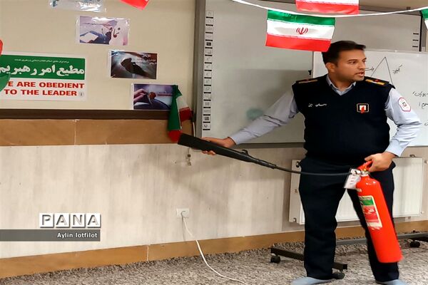 آموزش آتش نشانی و مانور زلزله  در دبیرستان خوارزمی