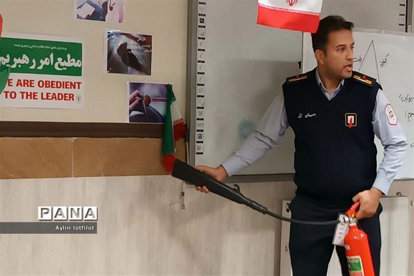 آموزش آتش نشانی و مانور زلزله  در دبیرستان خوارزمی