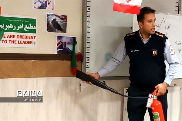 آموزش آتش نشانی و مانور زلزله  در دبیرستان خوارزمی