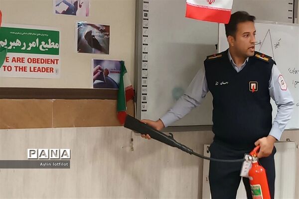 آموزش آتش نشانی و مانور زلزله  در دبیرستان خوارزمی