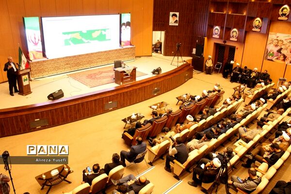 بازدید وزیر بهداشت از نمایشگاه «روایت پیشرفت» در قم