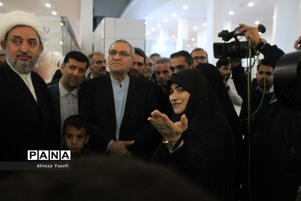 بازدید وزیر بهداشت از نمایشگاه «روایت پیشرفت» در قم