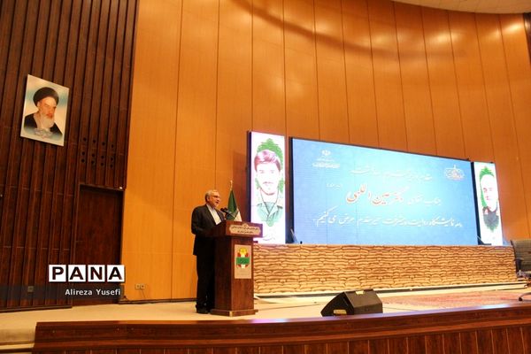 بازدید وزیر بهداشت از نمایشگاه «روایت پیشرفت» در قم