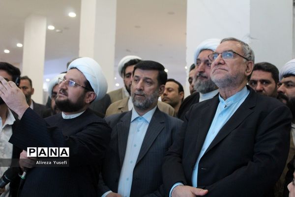 بازدید وزیر بهداشت از نمایشگاه «روایت پیشرفت» در قم