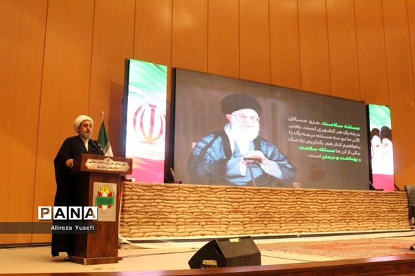 بازدید وزیر بهداشت از نمایشگاه «روایت پیشرفت» در قم